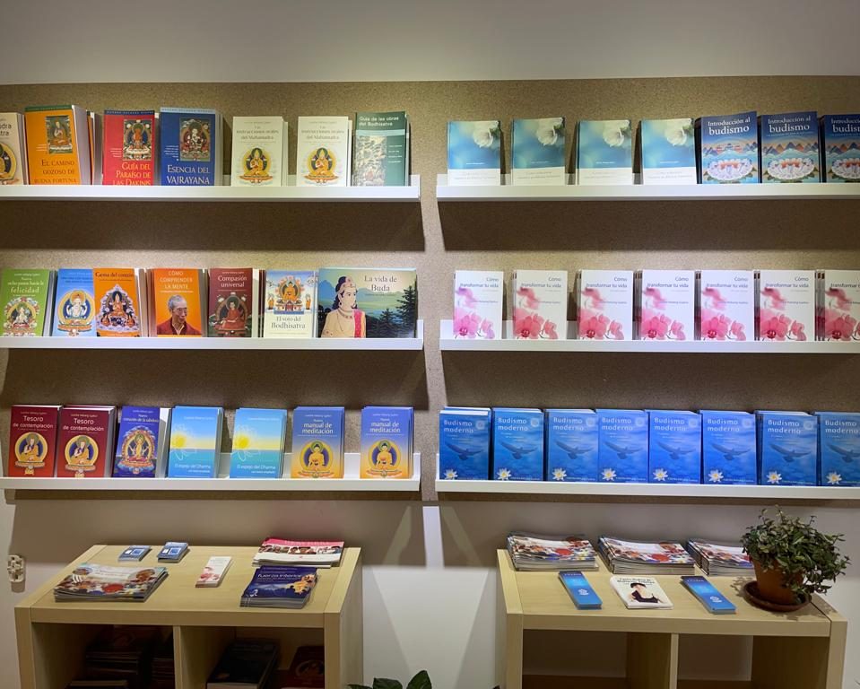 Estanterias con diferentes libros