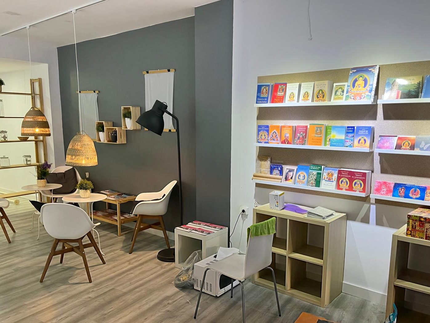 Foto de una sala de estar con libros en estanterias