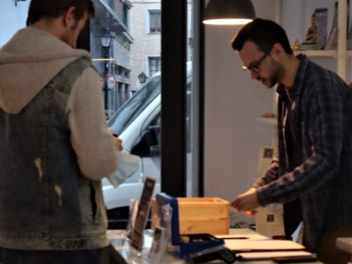Dos hombres trabajando encima de una mesa