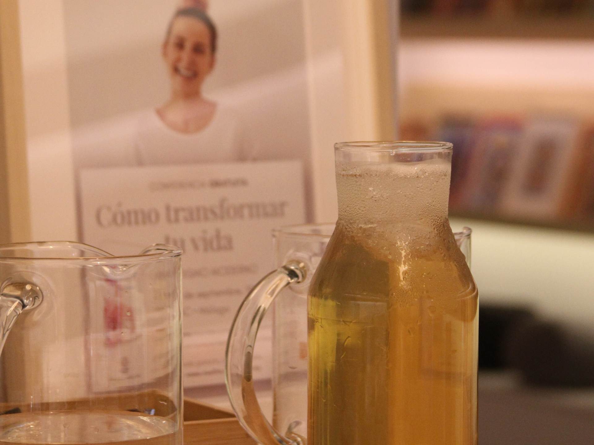Foto de dos vasos y una jarra rellena de un liquido