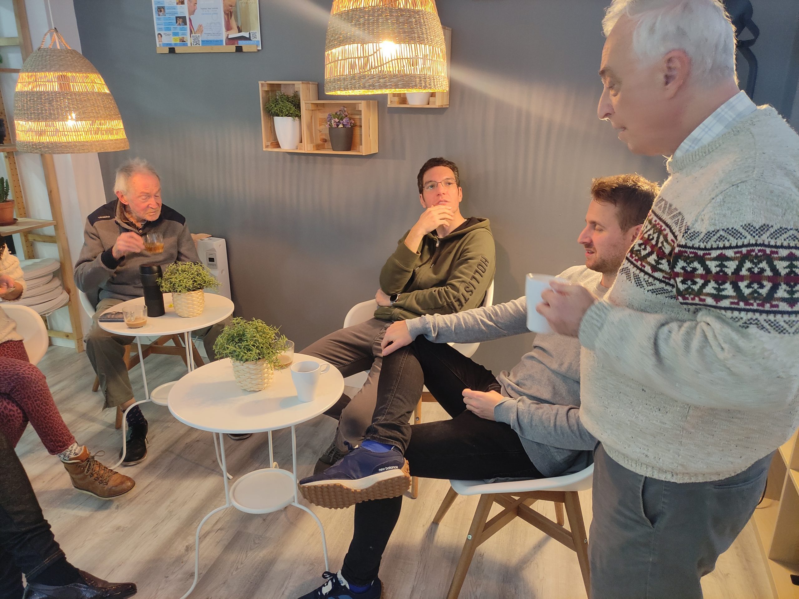 Unas series de personas hablando mientras se toman una taza de té