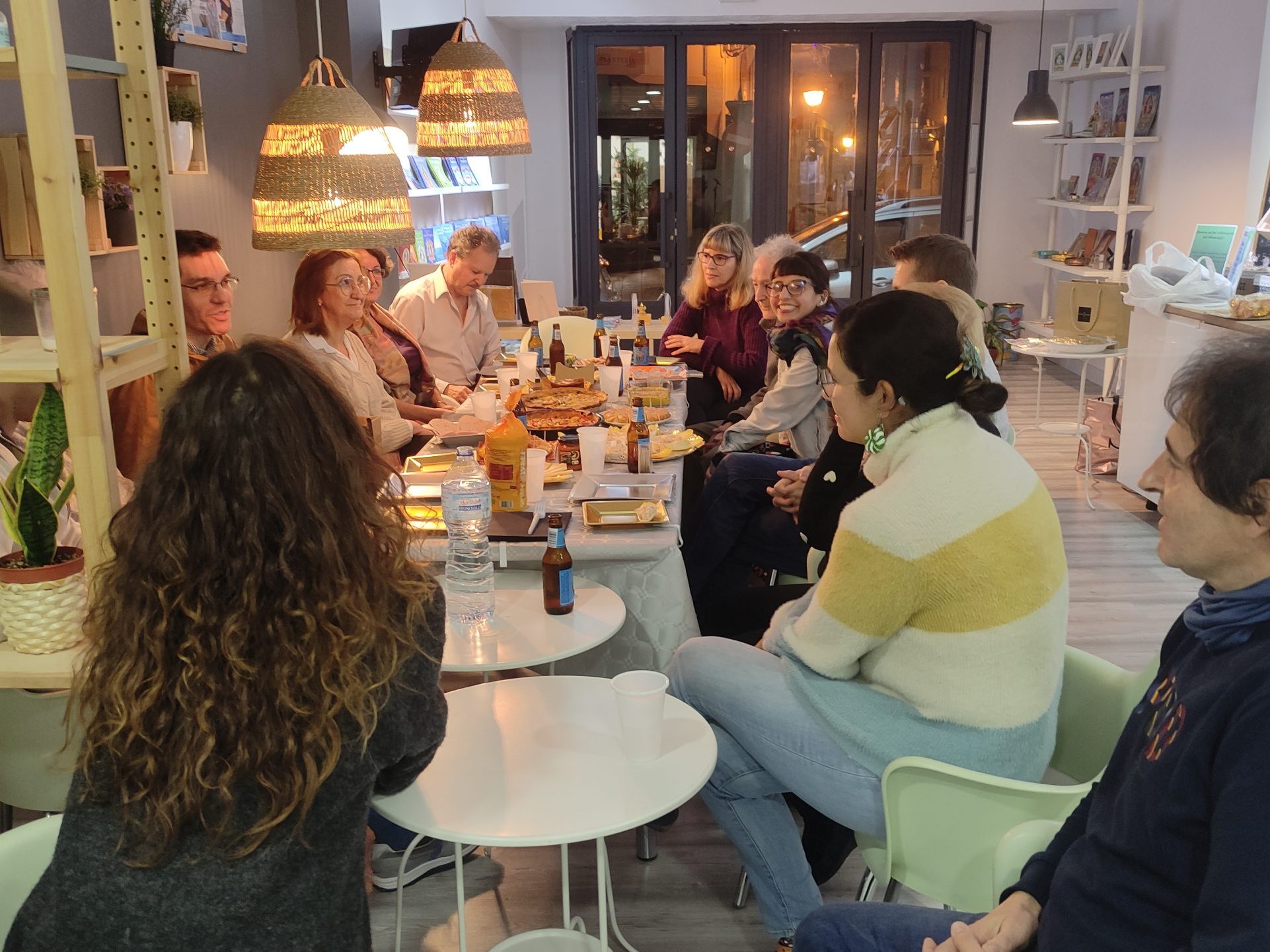 Foto de una serie de personas haciendo una comida, desde otro angulo