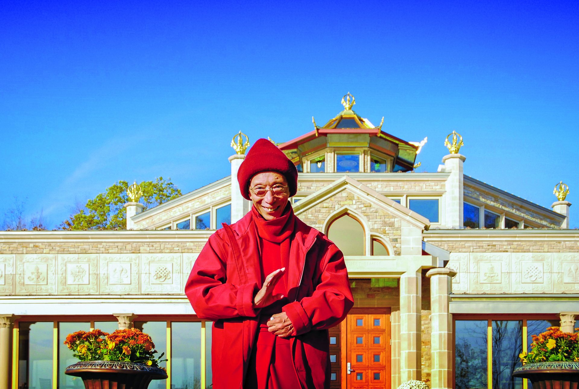 Venerable-Geshe-la-Outside-US-Temple-October-2006