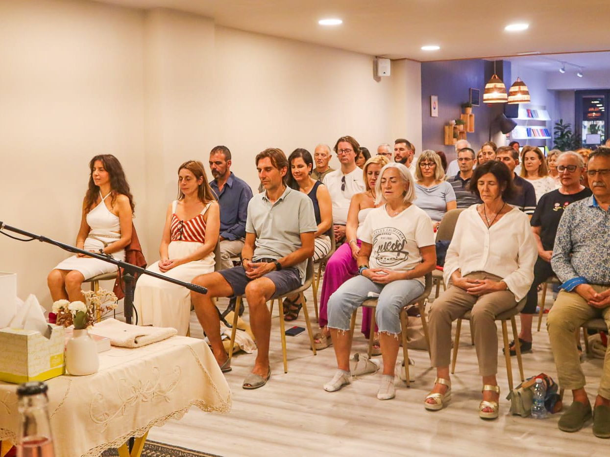 FOTO DE MUJER DANDO UNA CHARLA