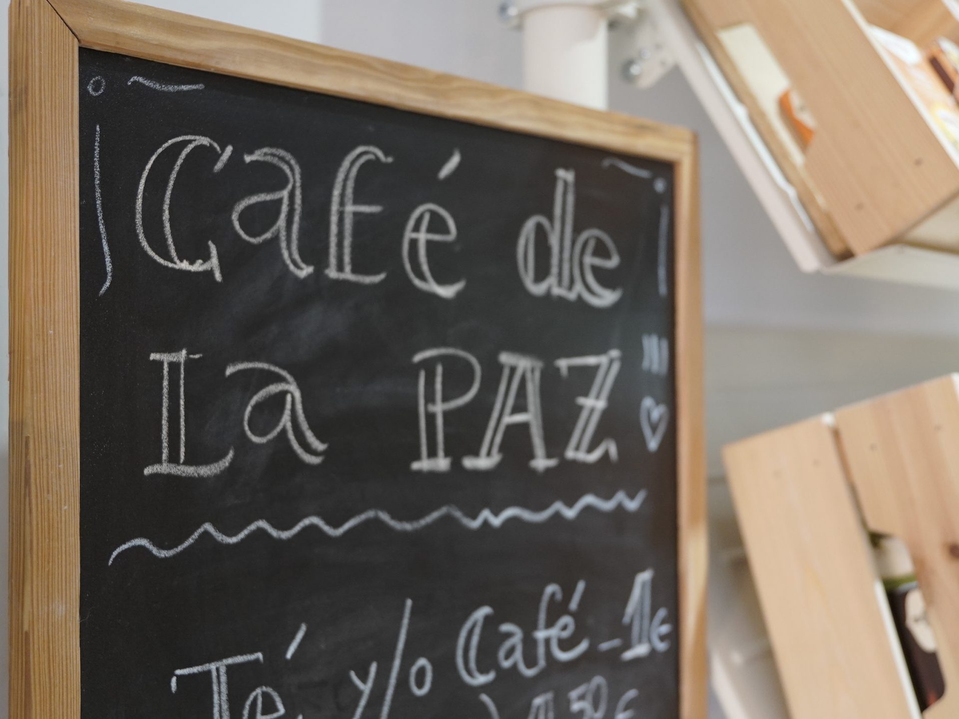FOTO DE UN CARTEL DEL CAFÉ DE LA PAZ