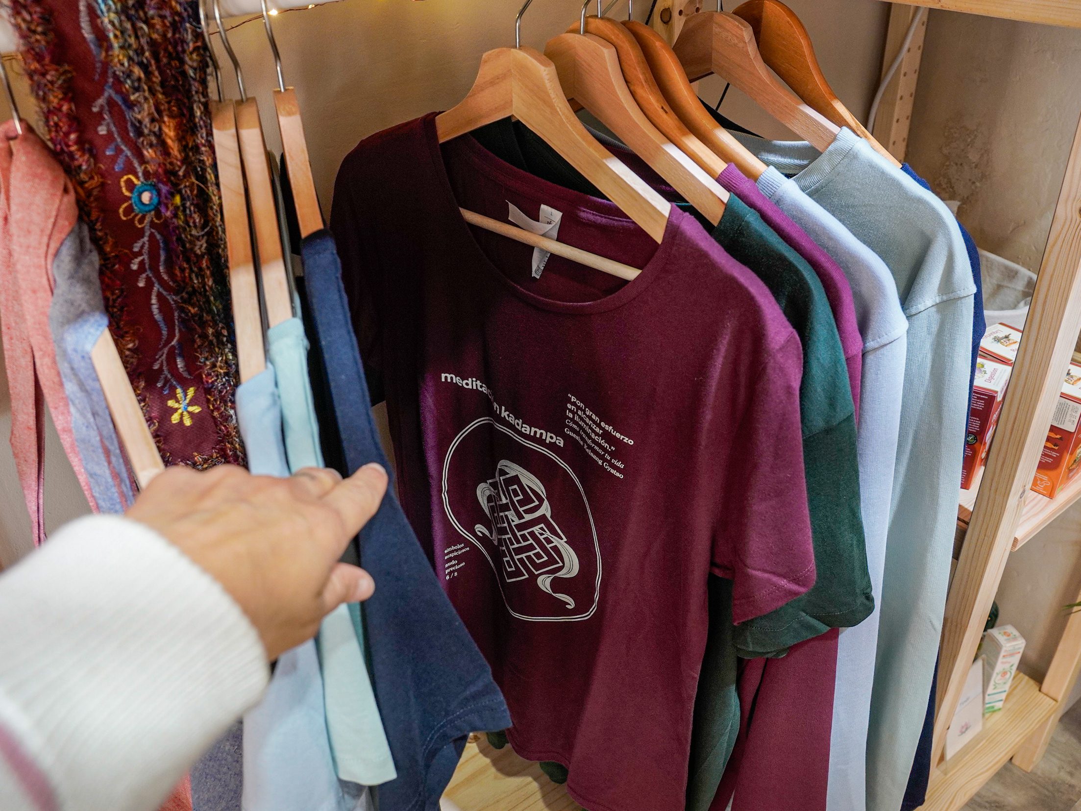 FOTO DE UNAS CAMISETAS EXPUESTAS