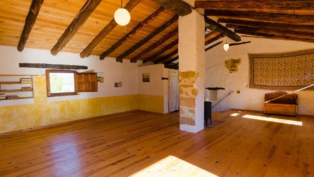 Foto de una habitación en el tejado en una casa rural en teruel