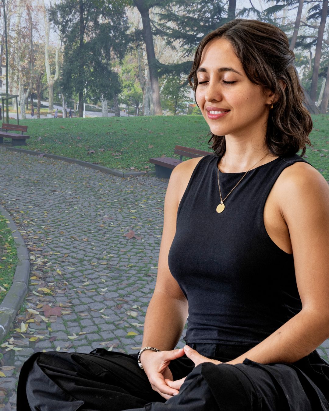 Persona meditando en un parque