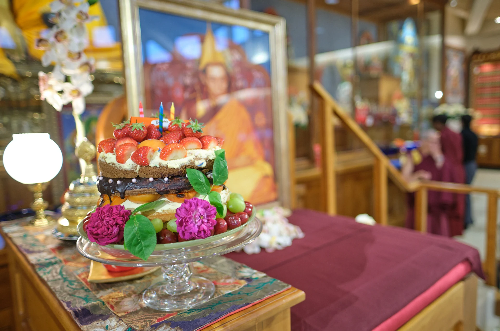 cumpleaños-gueshe-kelsang-gyatso pastel de cumpleaños en trono